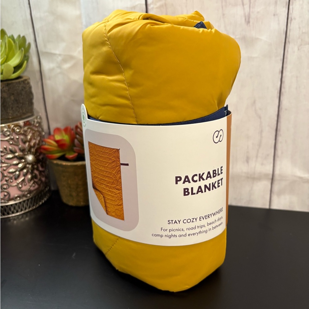 COPY - Huzi Infinity Packable Travel blanket - NWOT